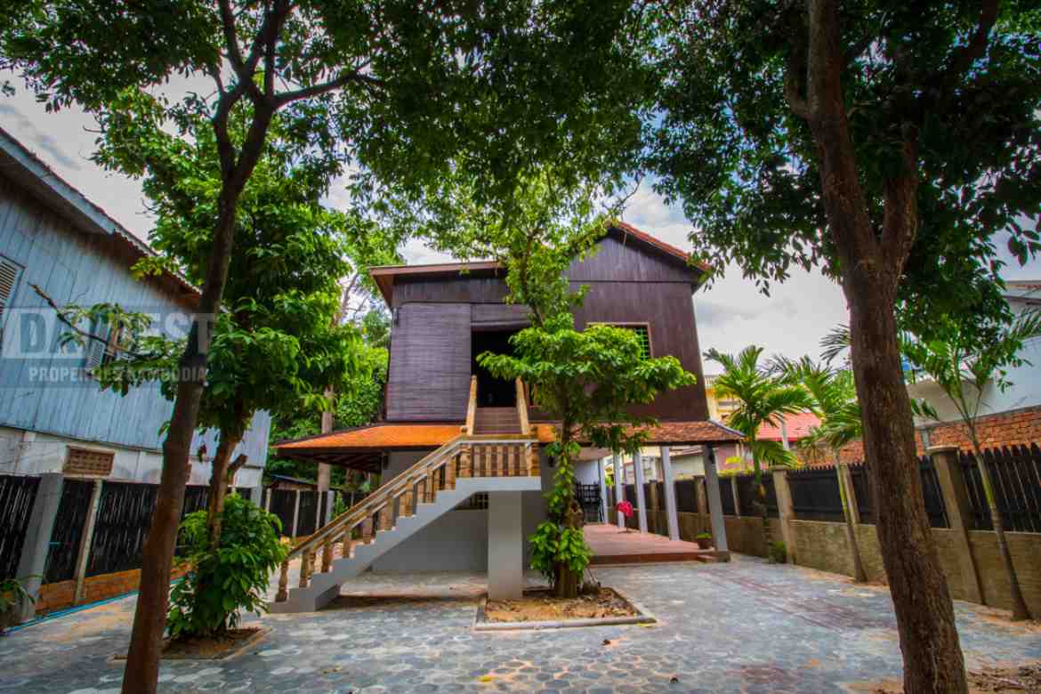 Wooden House 4 Bedroom For Rent in Sien Reap-Riverside