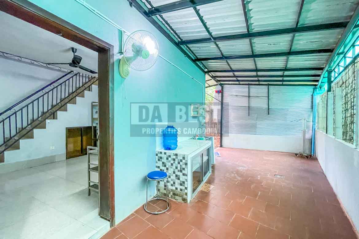 Private House 3 Bedrooms For Rent In Siem Reap – Kitchen at the back