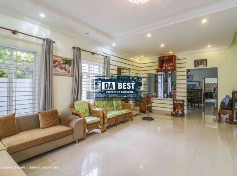 Private House 5 Bedrooms For Rent In Siem Reap - Svay Dangkum - Living area