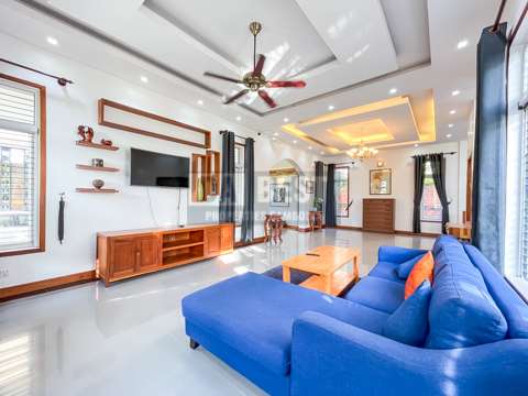 Private Villa 4 Bedrooms For Rent In Siem Reap - Living area-3