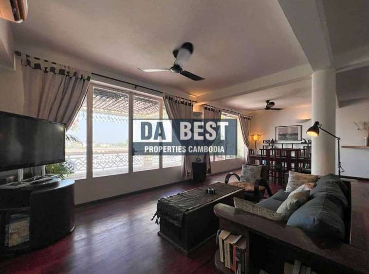 Beautiful 3 Bedrooms Apartment for rent in Phnom Penh - Riverside- living room