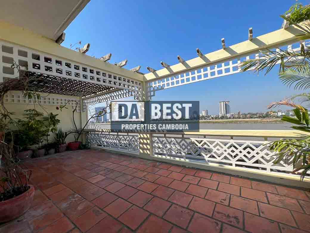 Beautiful 3 Bedrooms Apartment for rent in Phnom Penh - Riverside- balcony