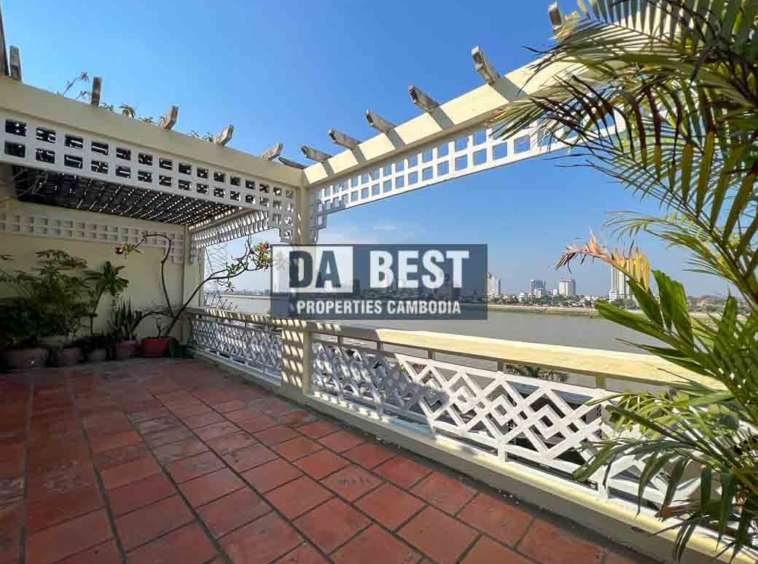 Beautiful 3 Bedrooms Apartment for rent in Phnom Penh - Riverside- balcony