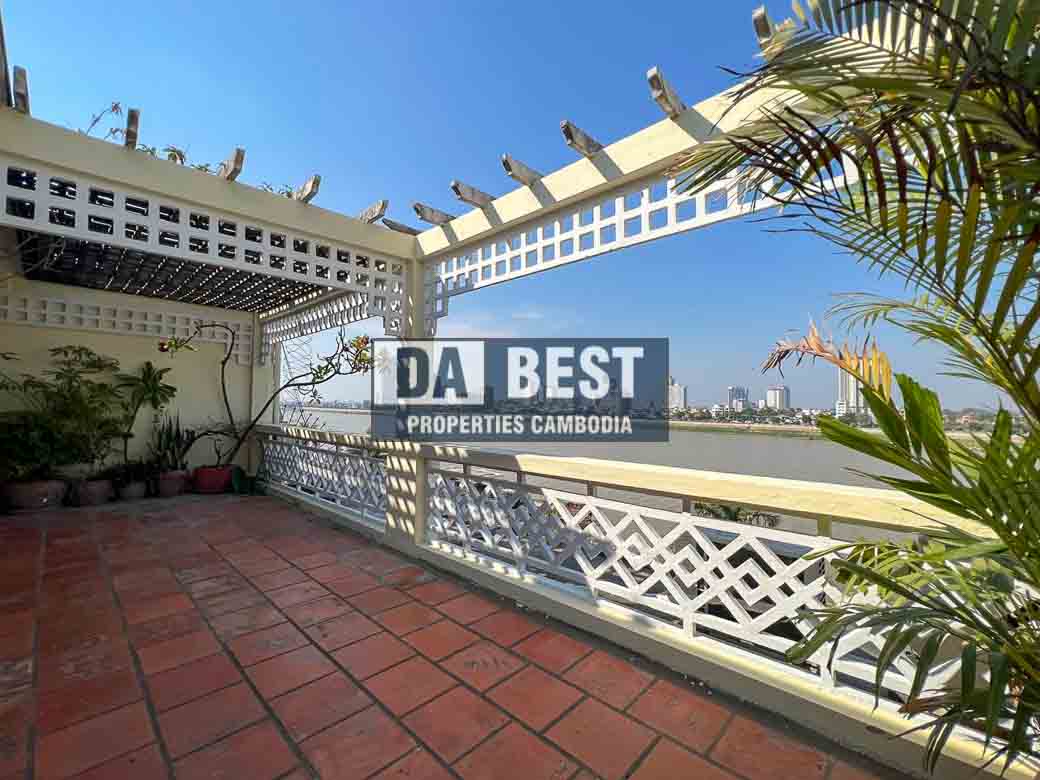 Beautiful 3 Bedrooms Apartment for rent in Phnom Penh - Riverside- balcony